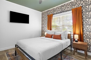 4 bedrooms, desk, iron/ironing board, travel cot - Gated Parking-Private Fenced Yard (Memphis)