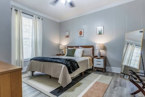 4 Schlafzimmer, Schreibtisch, Bügeleisen/Bügelbrett, Reisekinderbett