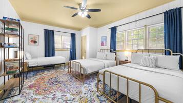 4 makuuhuonetta, työpöytä, silitysrauta/-lauta, vauvan matkasänky