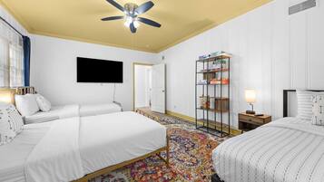 4 quartos, escrivaninha, ferros/tábuas de passar roupa, berço de viagem