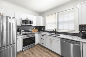 Kylskåp, mikrovågsugn, ugn och spishäll