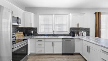 Jääkaappi, mikroaaltouuni, uuni, liesi