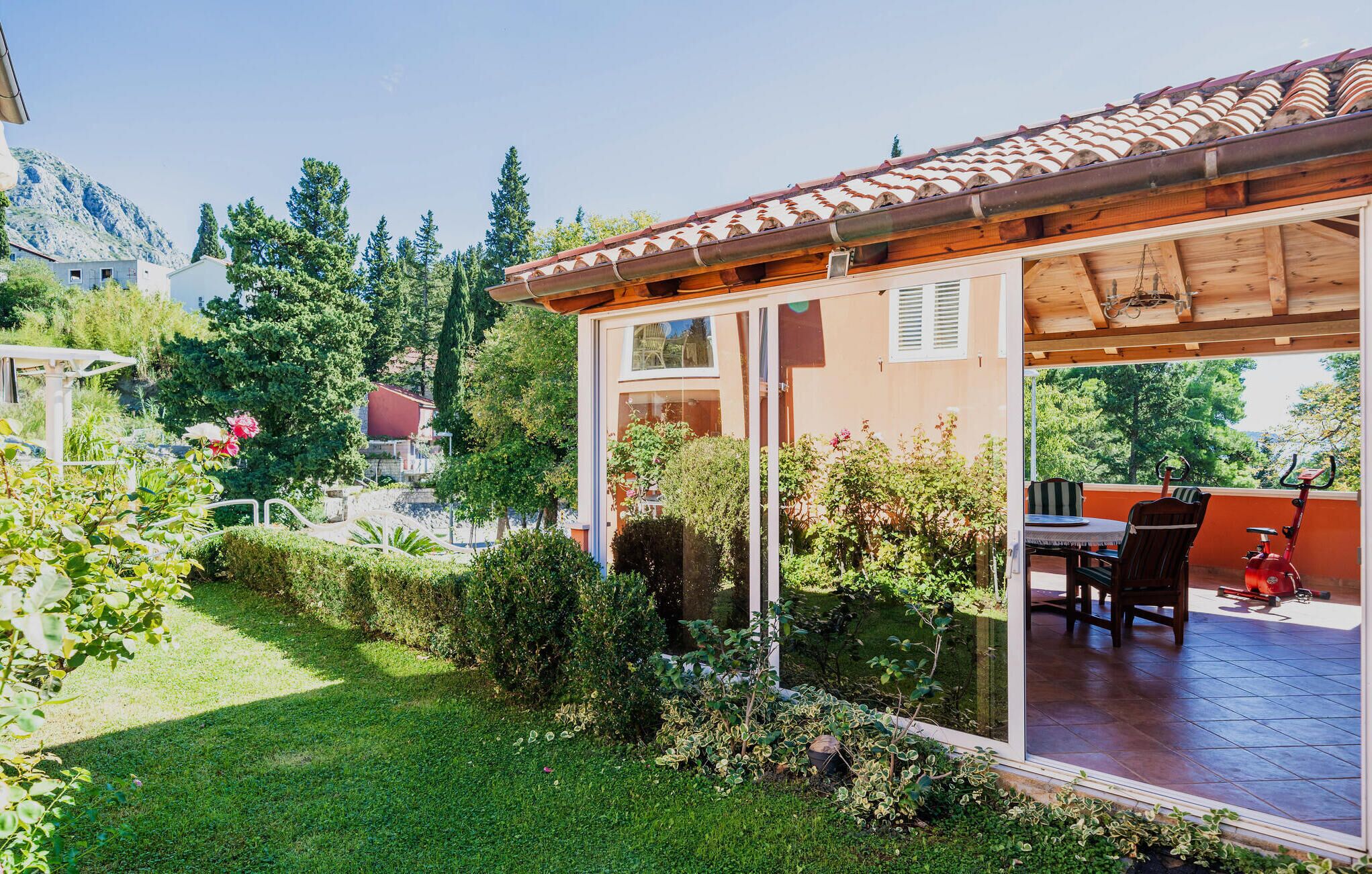 Ein Haus mit Terrasse, Garten und Blick auf die umliegende Landschaft.