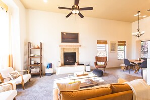 Smart TV, fireplace, computer monitors - Yucca House | Views, Jetted Bath, Central Retreat (Las Cruces)