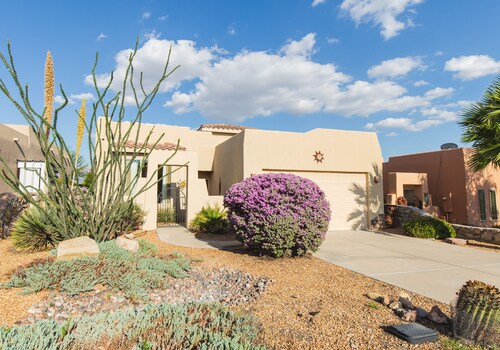 Yucca House | Views, Jetted Bath, Central Retreat