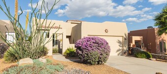 Yucca House | Views, Jetted Bath, Central Retreat