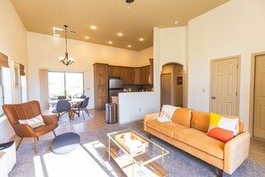Smart TV, fireplace, computer monitors - Yucca House | Views, Jetted Bath, Central Retreat (Las Cruces)