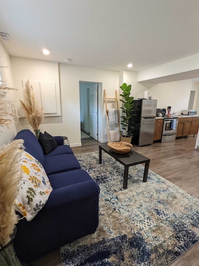 Garden-Level Suite in Quiet Colwood Neighbourhood