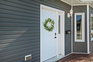 Exterior detail - Spacious 4Bdrm Home Patio, BBQ, Walk to Lake - Holiday Home (Kawartha Lakes)