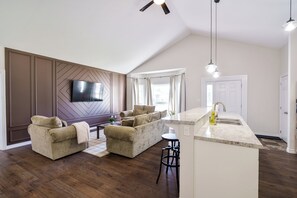 Smart TV, books, printers - Spacious 4Bdrm Home Patio, BBQ, Walk to Lake - Holiday Home (Kawartha Lakes)