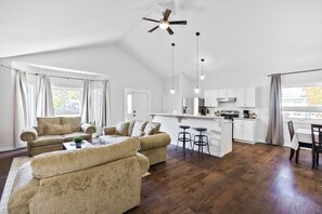 Smart TV, books, printers - Spacious 4Bdrm Home Patio, BBQ, Walk to Lake - Holiday Home (Kawartha Lakes)