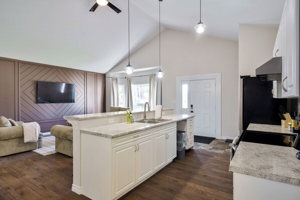 Fridge, microwave, oven, stovetop - Spacious 4Bdrm Home Patio, BBQ, Walk to Lake - Holiday Home (Kawartha Lakes)