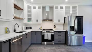 Frigorífico, microondas, horno y placa de cocina