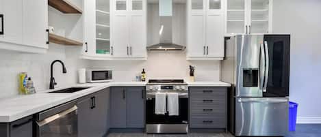 Réfrigérateur, four à micro-ondes, un four, surface de cuisson