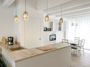 Kühlschrank, Mikrowelle, Ofen, Herdplatte