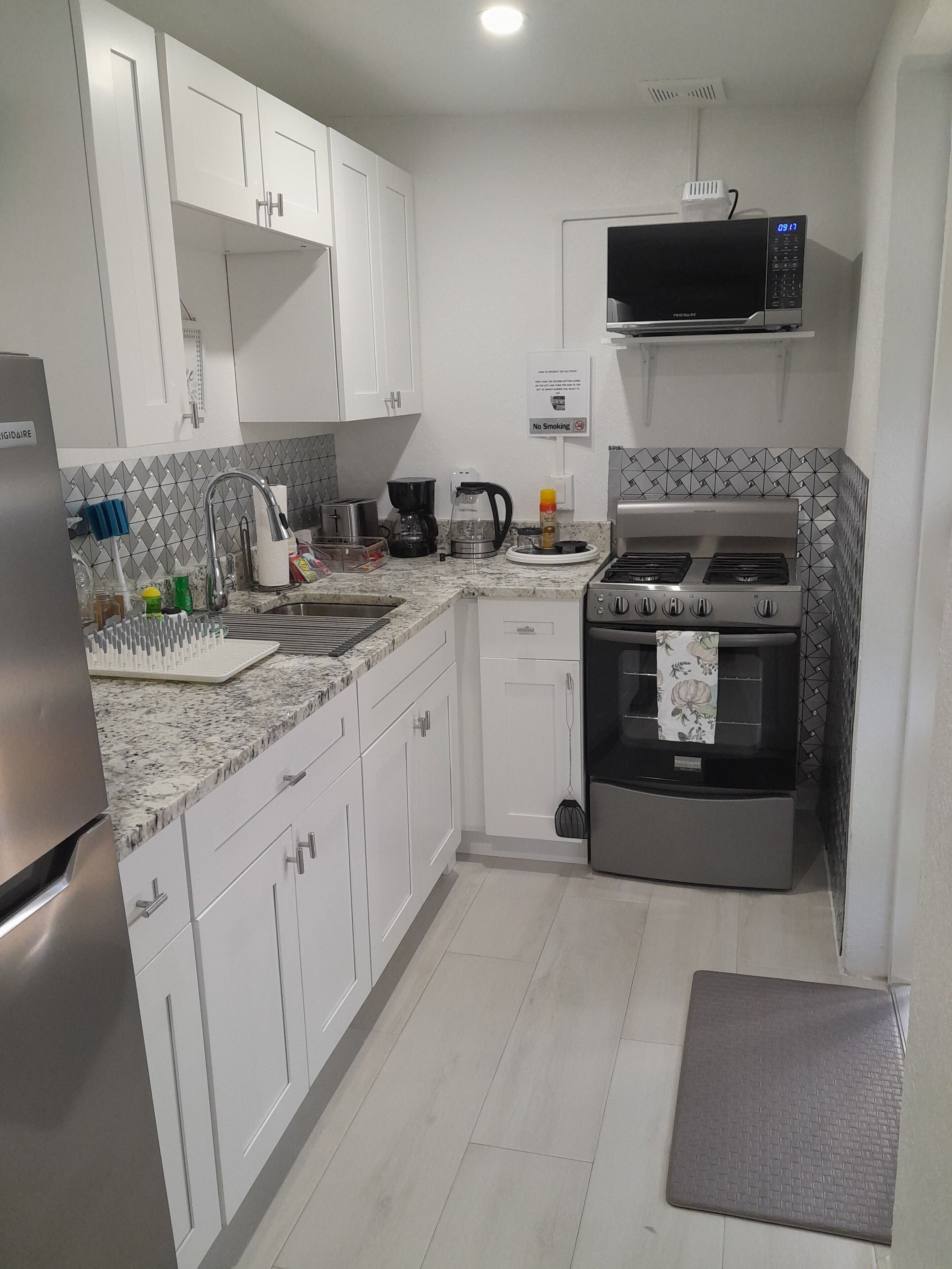 Een koelkast, een microgolfoven, een oven, een kookplaat