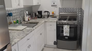 Een koelkast, een microgolfoven, een oven, een kookplaat