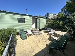 Outdoor dining - Barmouth Pet-Friendly 2-Bed Caravan with Sea View (Barmouth)