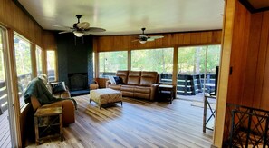 Smart-TV, Kamin, DVD-Player, Bücher