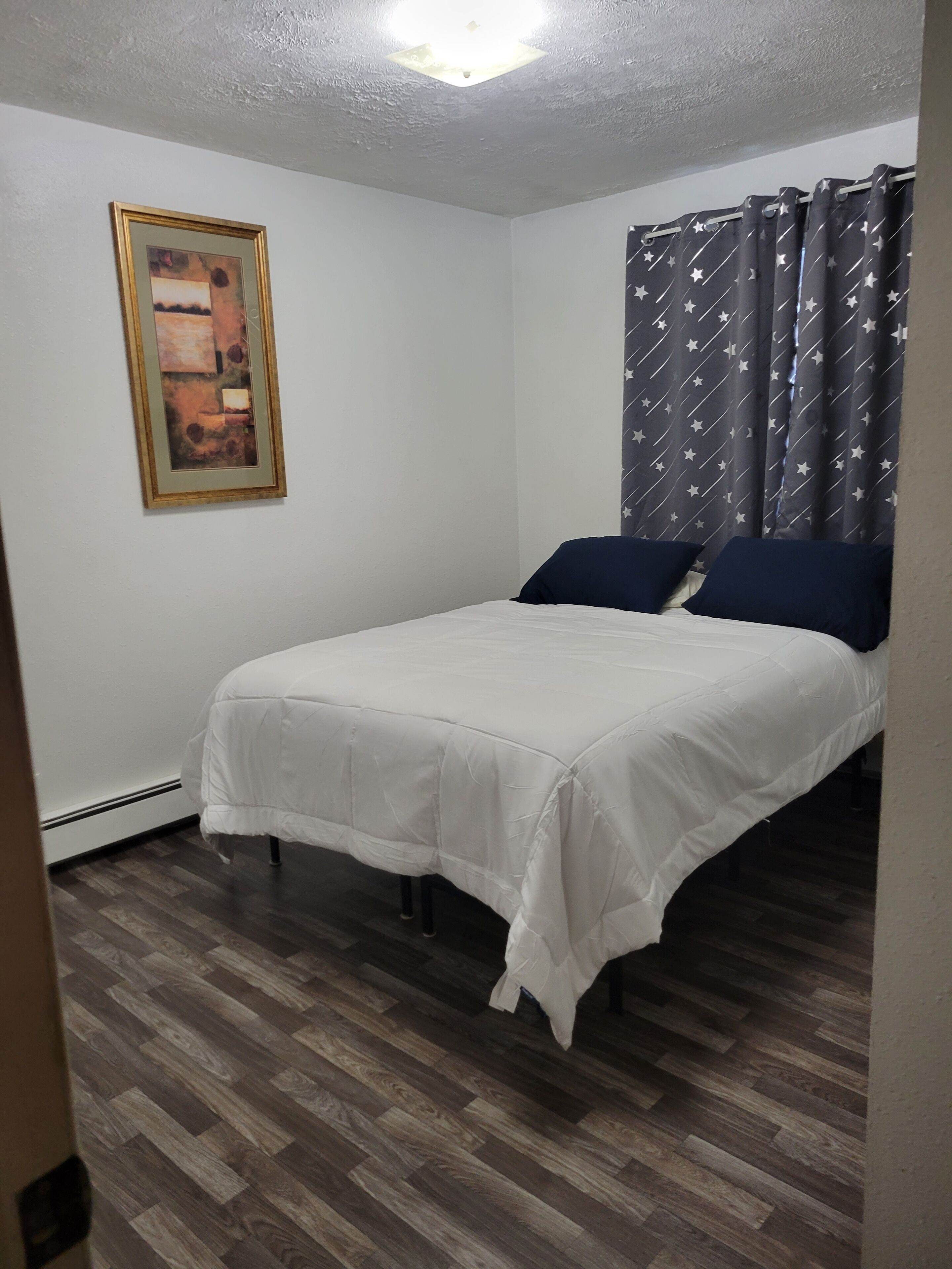 2 quartos, escrivaninha, ferros/tábuas de passar roupa