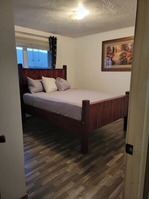 2 chambres, bureau, fer et planche à repasser, accès au Wi-Fi (inclus)