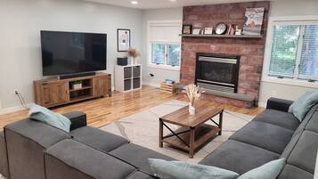 Smart TV, lareira, pebolim, livros