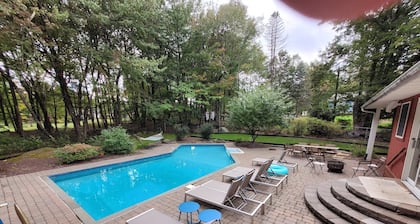 Hemlock Estate: Indoor Hot Tub, Heated Pool, Game Room; Spacious, Ski & More!