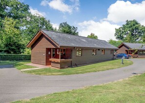 Exterior - This lodge is ideal for a couple a looking to take a short break away. (Kilcot, Newent)