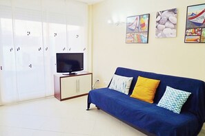 TV - Precioso apartamento con piscina y jardín propio (Lloret de Mar)