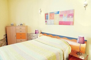2 slaapkamers, een strijkplank/strijkijzer, internet, beddengoed