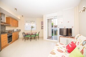 TV - Precioso apartamento con piscina y jardín propio (Lloret de Mar)