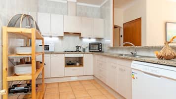 Een koelkast, een magnetron, een oven, een vaatwasser