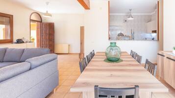 Een televisie en een open haard