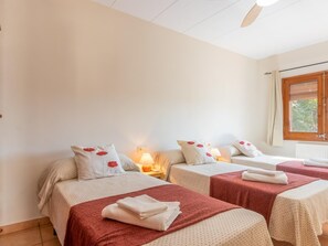 4 habitaciones, tabla de planchar con plancha y acceso a internet 