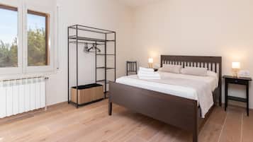 12 bedrooms, iron/ironing board, internet, bed sheets