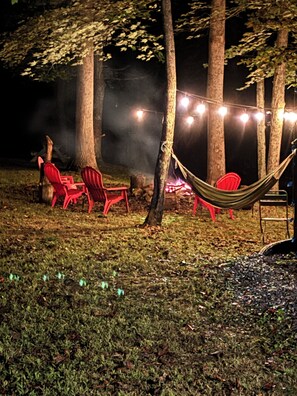 Property grounds - 3-bedroom cabin Pigeon Forge creekside and three miles from Dolly Stampede (Pigeon Forge)