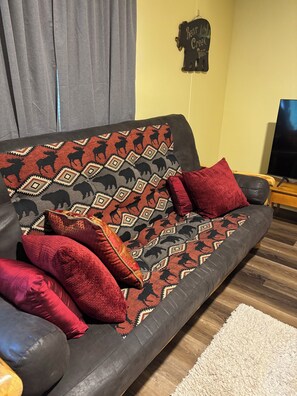 Living area - 3-bedroom cabin Pigeon Forge creekside and three miles from Dolly Stampede (Pigeon Forge)