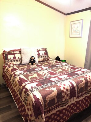 Iron/ironing board, WiFi, bed sheets - 3-bedroom cabin Pigeon Forge creekside and three miles from Dolly Stampede (Pigeon Forge)