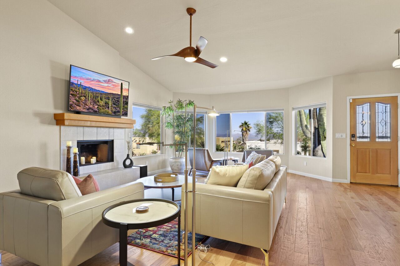 スマートテレビ、暖炉、書庫