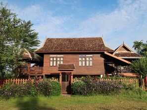 Exterior - Charming Thai Lanna style house in the country side of Chiangmai.Relaxing garden (San Kamphaeng)