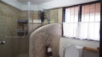 Dusj, toalettartikler (inkludert) og hårføner