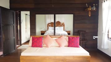 3 bedrooms, desk, iron/ironing board