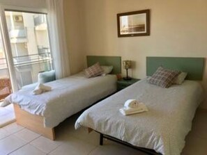 3 chambres, bureau, fer et planche à repasser, accès au Wi-Fi (inclus)