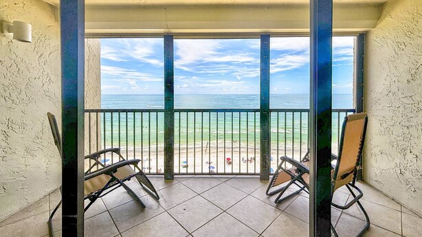 Un balcón con vista a la playa y al océano.