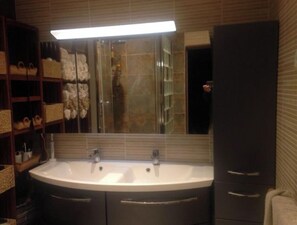 Haartrockner, Handtücher, Toilettenpapier