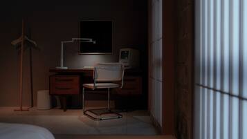 Une pièce faiblement éclairée, avec un bureau, une chaise et un lampadaire.