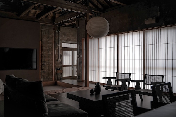 Casa de diseñador | Área de sala de estar | Televisión de pantalla plana de 60 pulgadas con canales digitales