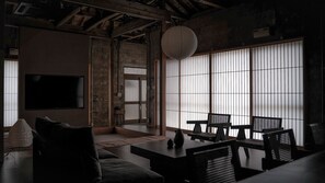 Casa de diseñador | Área de sala de estar | Televisión de pantalla plana de 60 pulgadas con canales digitales 