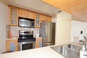 Kühlschrank, Ofen, Herdplatte, Wasserkocher mit Kaffee-/Teezubehör