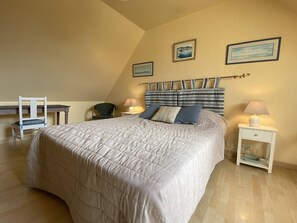 2 bedrooms, free WiFi - Seaside House with WiFi, Terrace, and Ocean View - 200m from Beach in Pleumeur-Bodou (Pleumeur-Bodou)